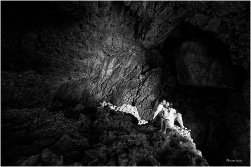 fotografía de preboda diferente realizada en una cueva.