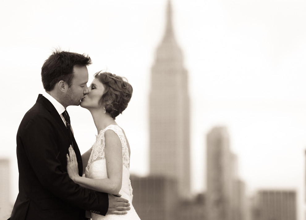 Recién casados besándose en Nueva York.