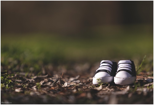 fotografía a las zapatillas del bebé durante una sesión de fotografía.