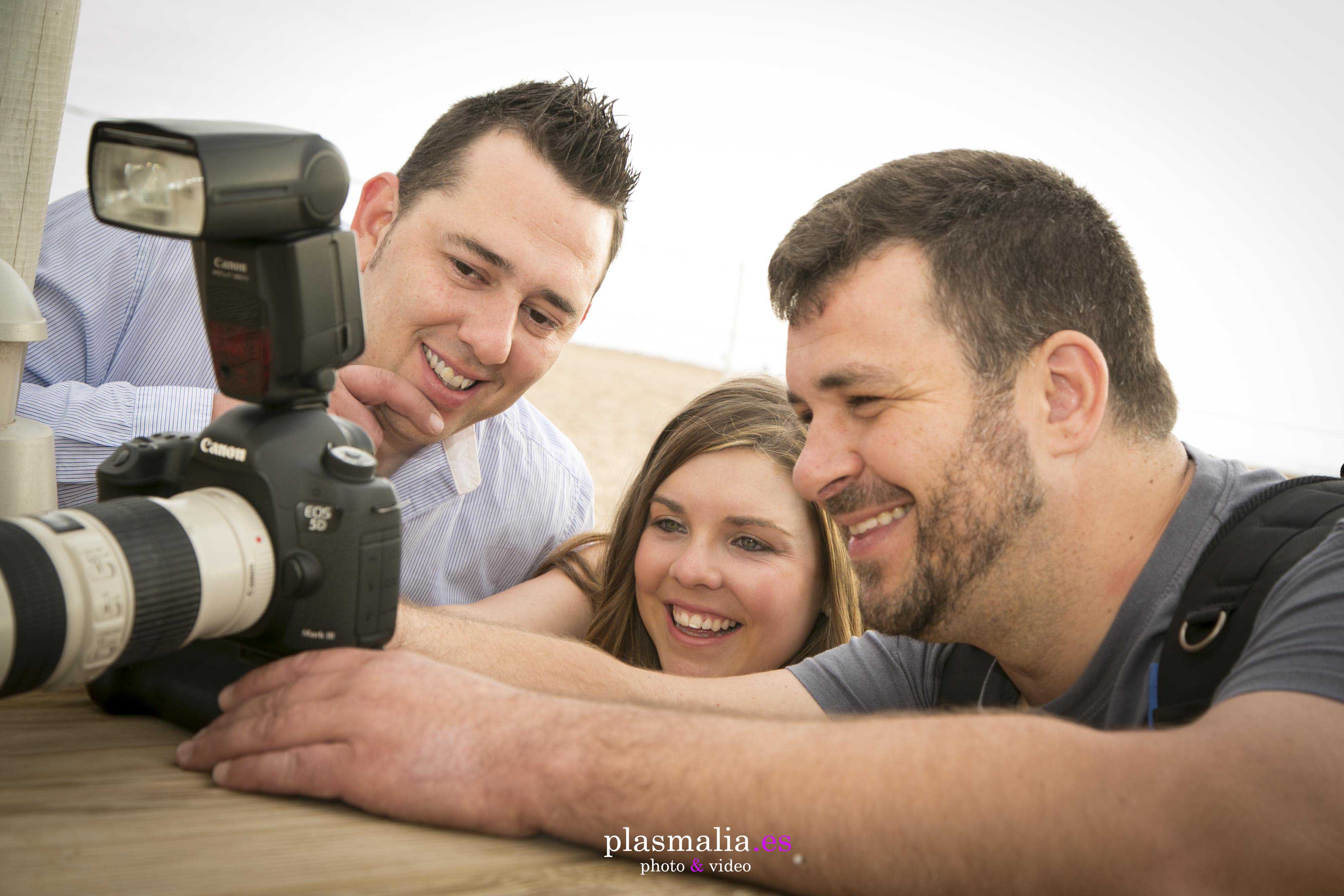 fotógrafos de boda en Lanzarote con su cámara