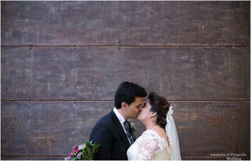 Novios besándose  durante su reportaje de bodas.