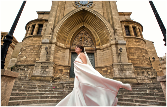 Fotos de boda en la puerta de la catedral de Albacete