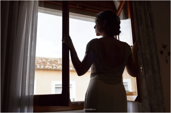 Una novia elegante mira insinuante por la ventana