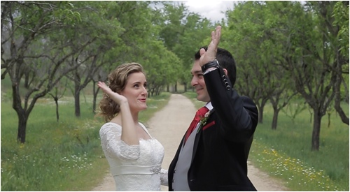 Novios chocando las manos en el vídeo de su boda