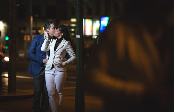 novios besandose por las calles de Madrid