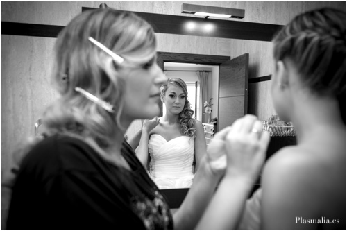 Maquillando a la novia antes de su boda