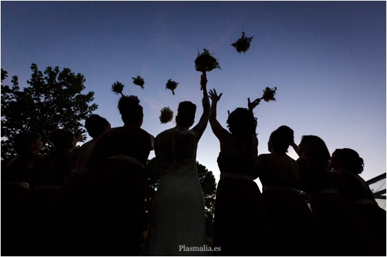 La novia y sus damas de honor lanzan sus ramos al viento.
