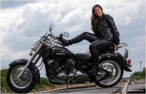 fotografía a la novia encima de una moto.
