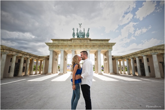 Pareja de novios se abrazan durante su reportaje preboda en el parque de Europa