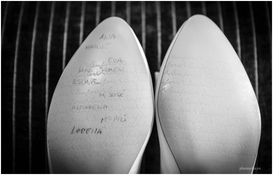 Zapatos de novia escritos con nombre de las amigas