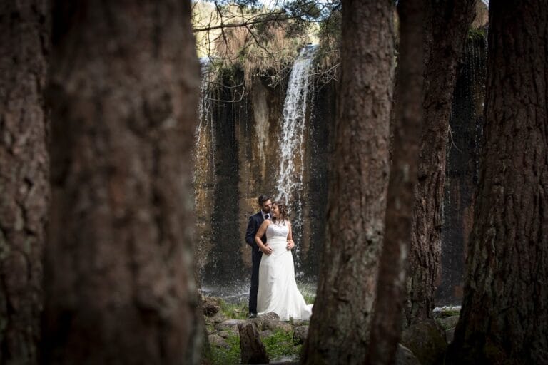 Fotografía de Postboda en Madrid a lado de cascada