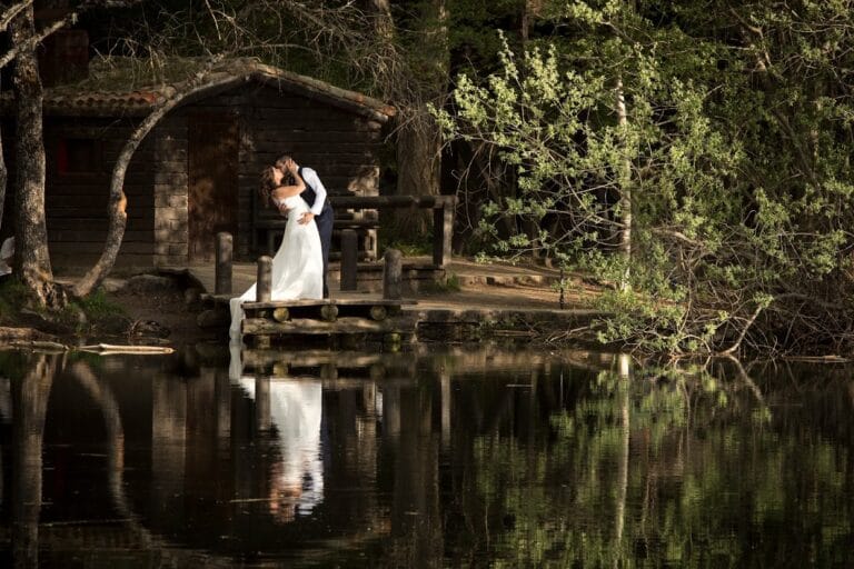 Fotografía de postboda en Madrid en un estanque