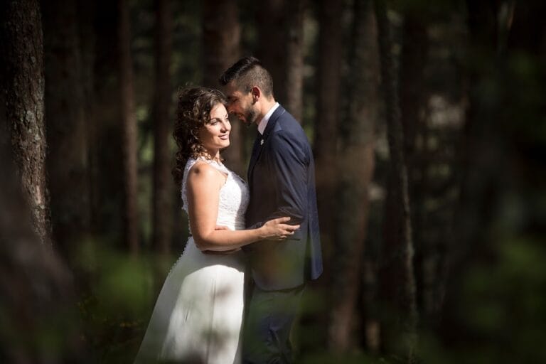 Fotógrafo postboda Madrid entre árboles