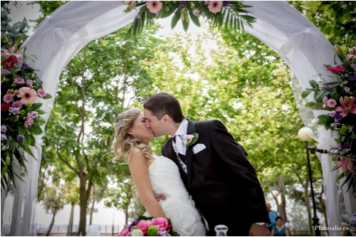 Novios besandose tras suboda