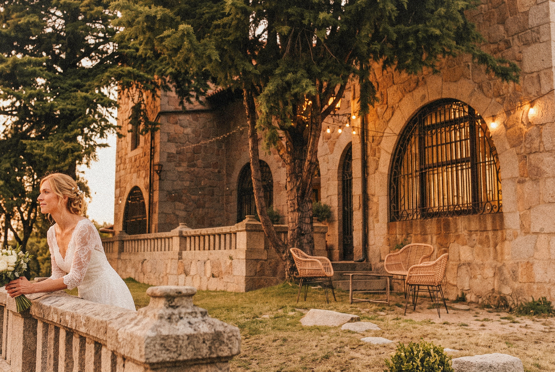 Retrato de novia en la balaustrada de la Finca El Gascó al atardecer, con la sierra de fondo — Plasmalia