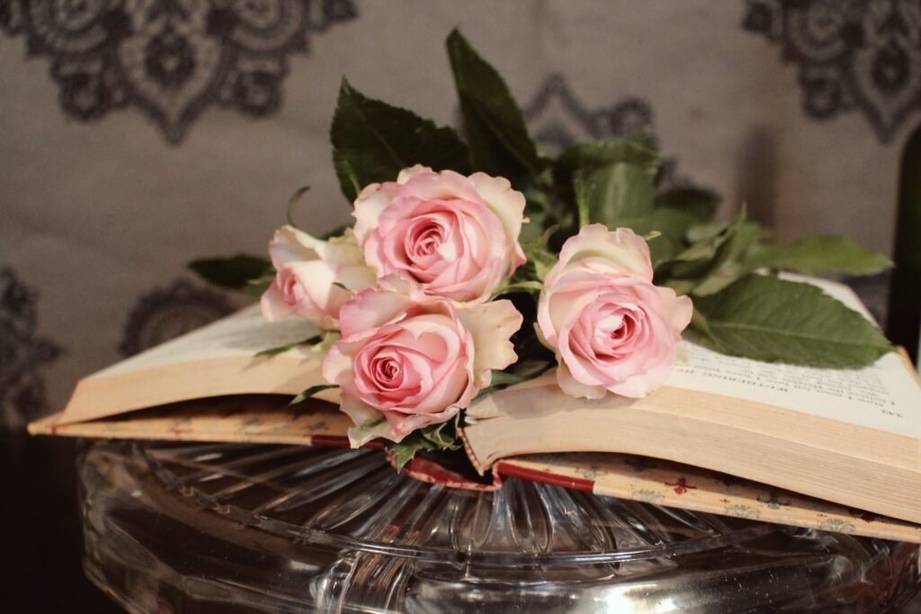 Novios intercambiando rosas durante la ceremonia