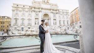 Postboda en la Fontana di Trevi con oficial de gala, Roma — Chema Vela