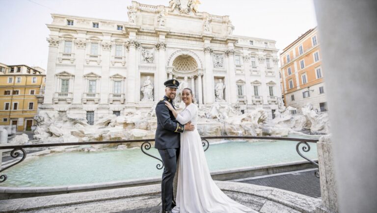 Postboda en la Fontana di Trevi con oficial de gala, Roma — Chema Vela