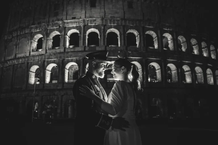 Postboda en la Fontana di Trevi al amanecer, Roma