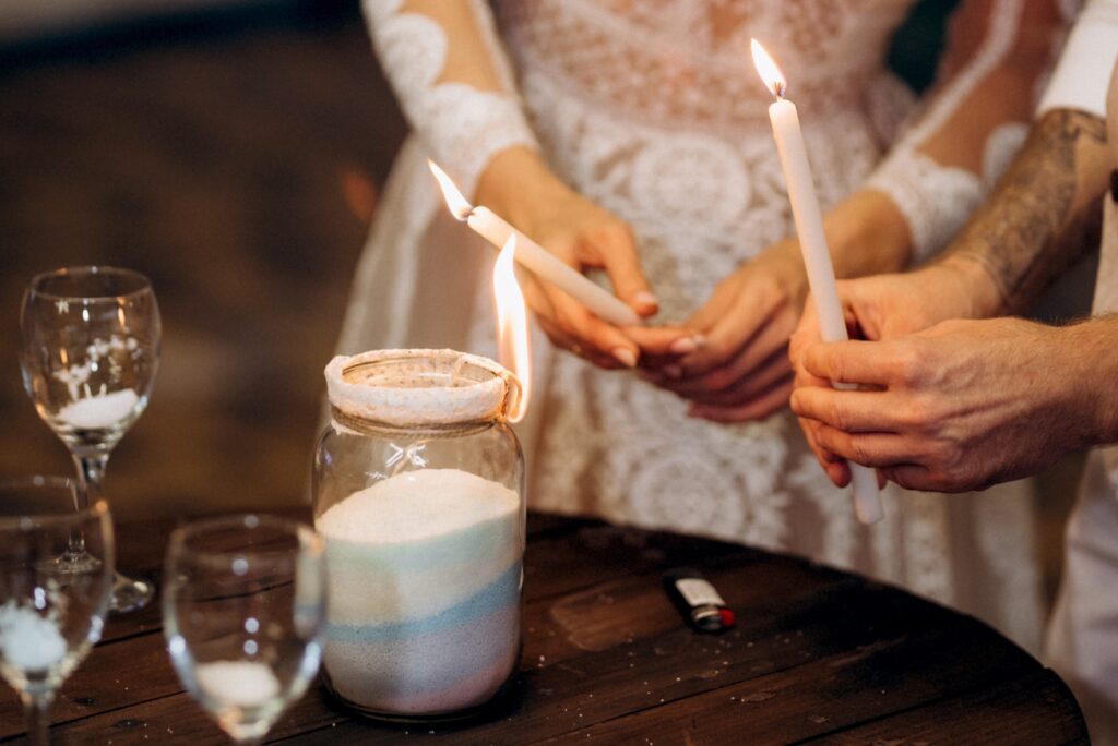 Velas encendidas preparadas para el ritual de la luz en una ceremonia civil