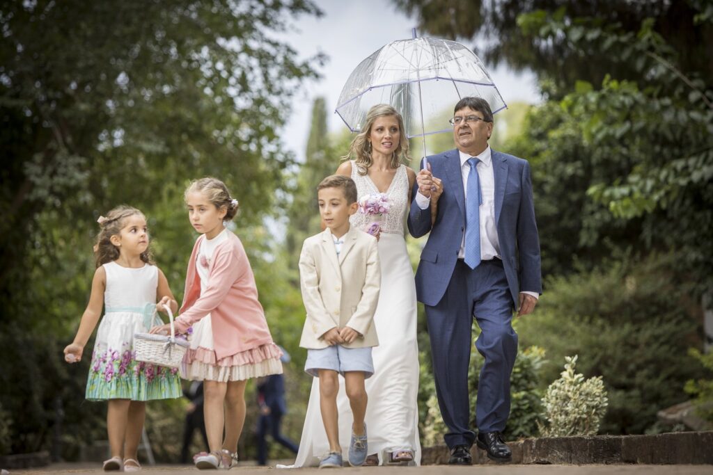 Novios durante su ceremonia civil al aire libre en la Finca Palacio del Negralejo