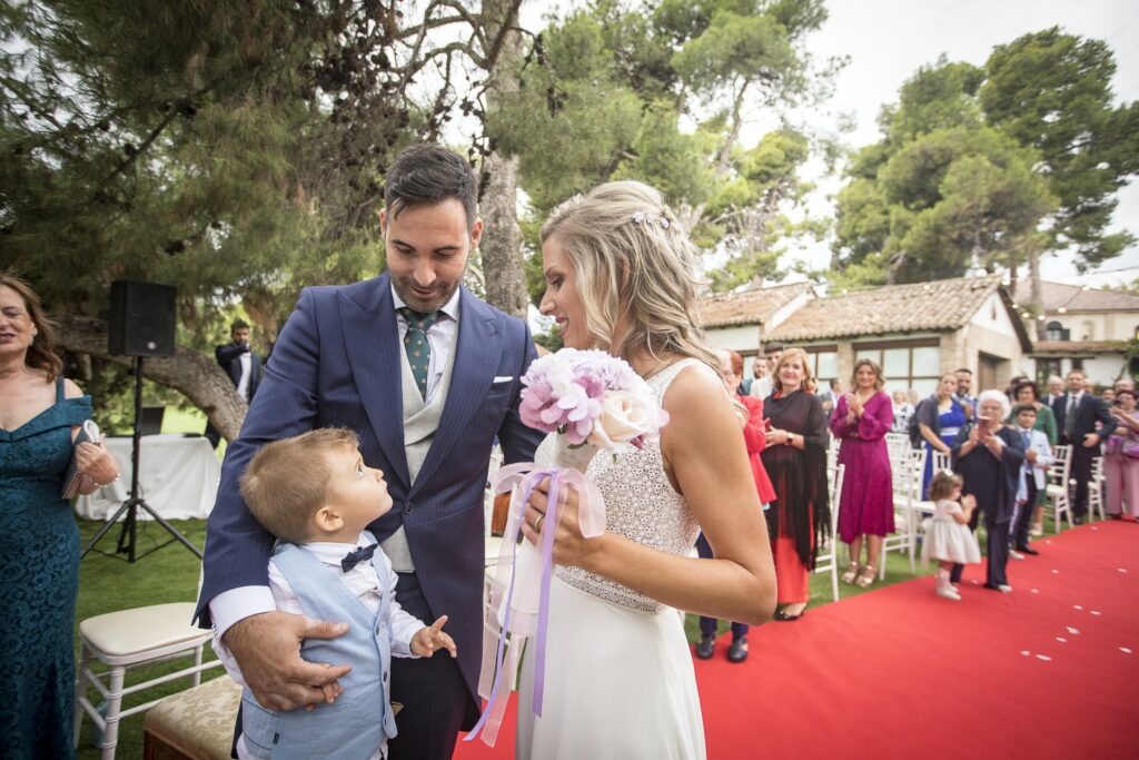 Invitados en la ceremonia de boda al aire libre del Palacio del Negralejo