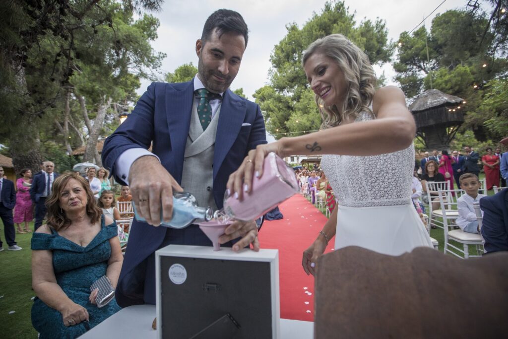Novios realizando el ritual de la arena durante su boda en la Finca Palacio Negralejo